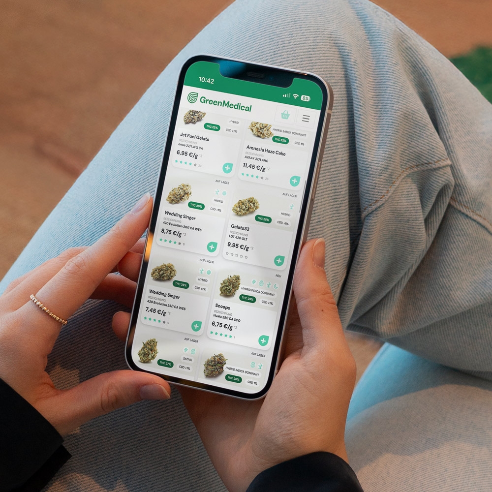 Patient wählt eine Cannabisblüte auf seinem Smartphone aus, um ein digitales Rezept zu erhalten.